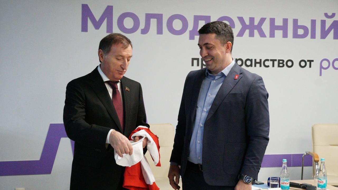 Председатель Народного Собрания РД Заур Аскендеров посетил Республиканский молодёжный центр в рамках Дня добровольца