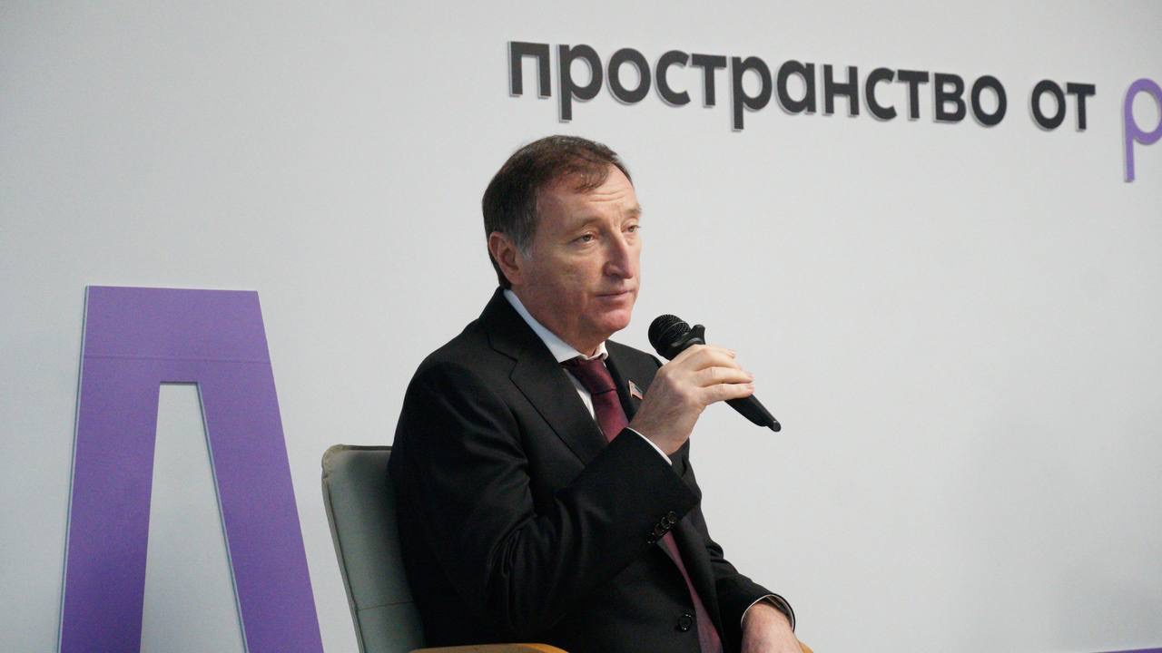 Председатель Народного Собрания РД Заур Аскендеров посетил Республиканский молодёжный центр в рамках Дня добровольца