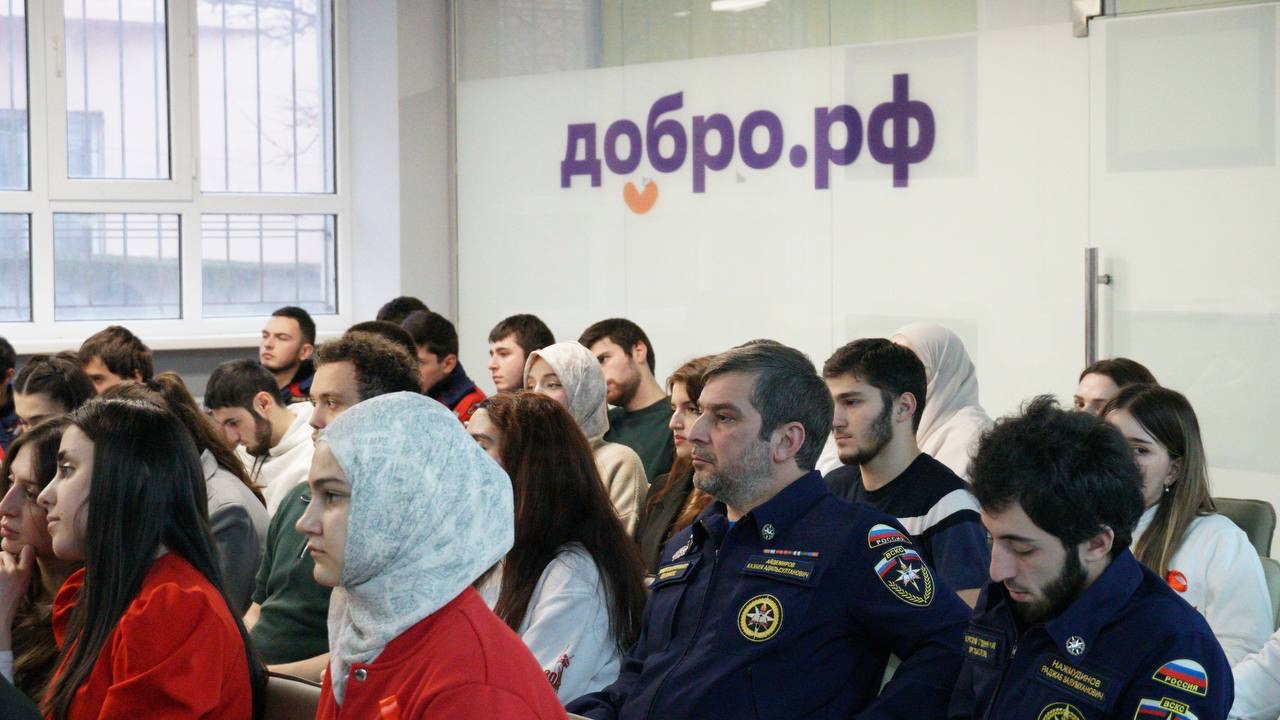 Председатель Народного Собрания РД Заур Аскендеров посетил Республиканский молодёжный центр в рамках Дня добровольца