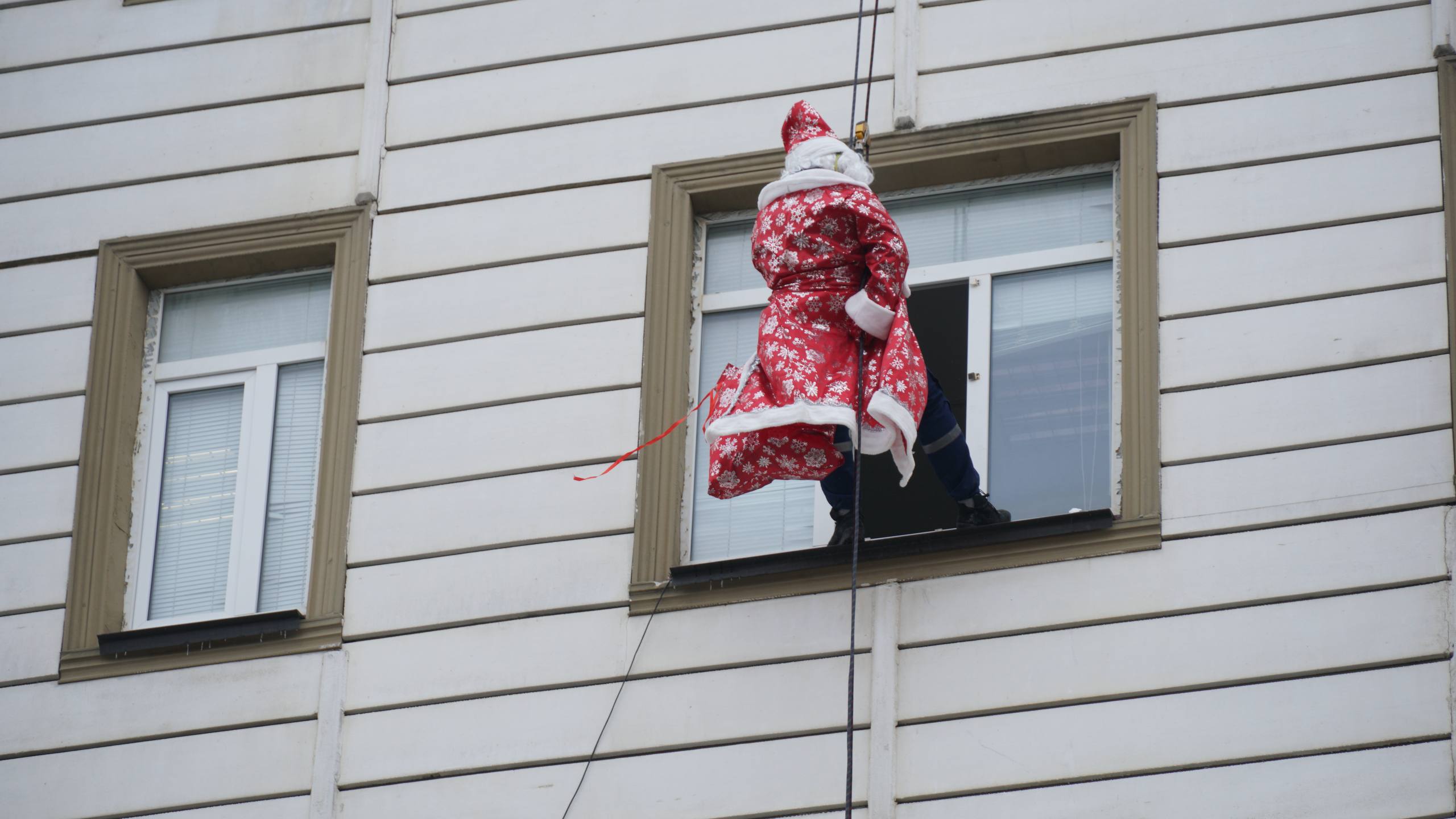 «Десант Дедов Морозов» подарил новогоднее волшебство детям больницы им. Кураева