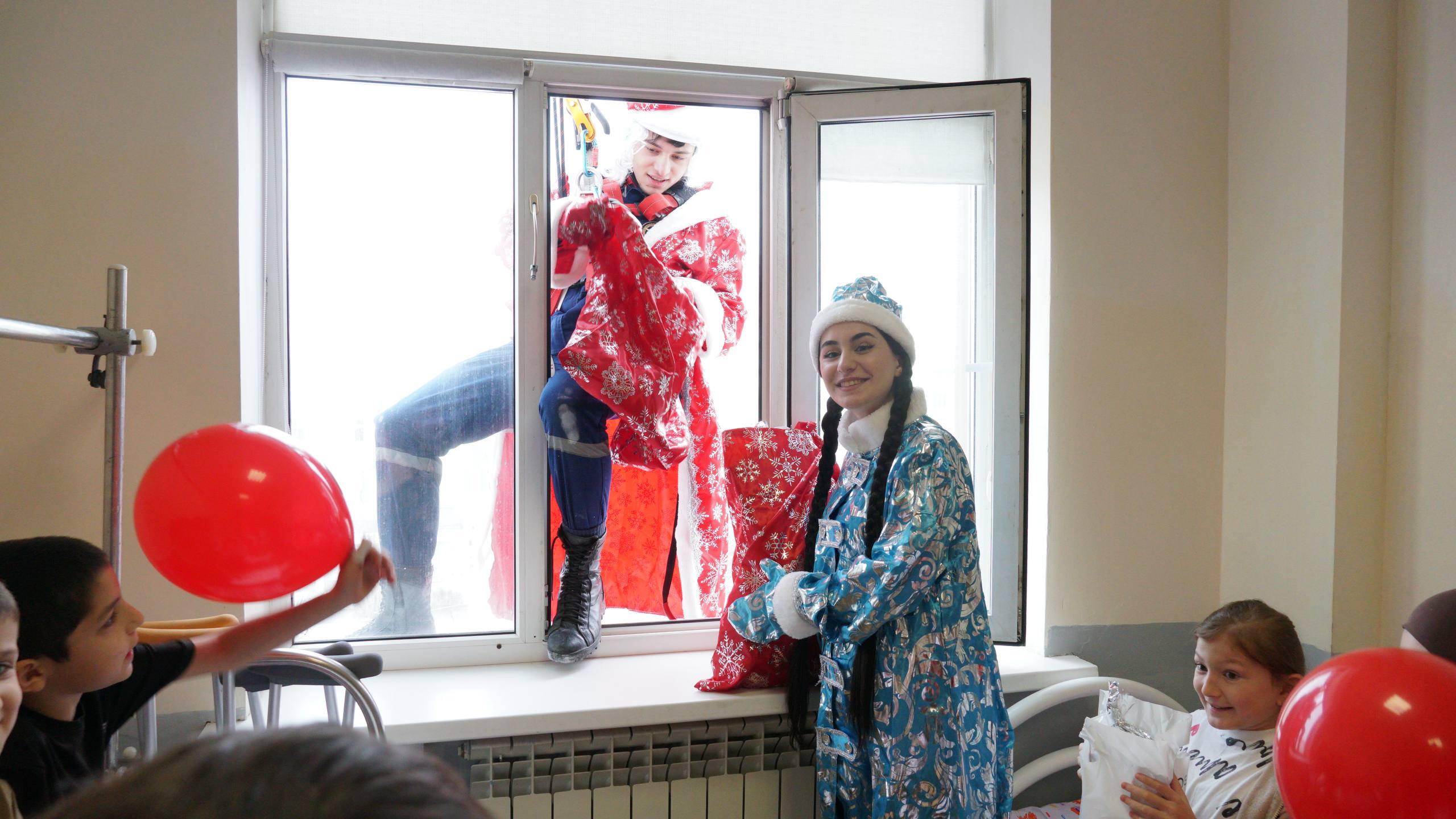 «Десант Дедов Морозов» подарил новогоднее волшебство детям больницы им. Кураева