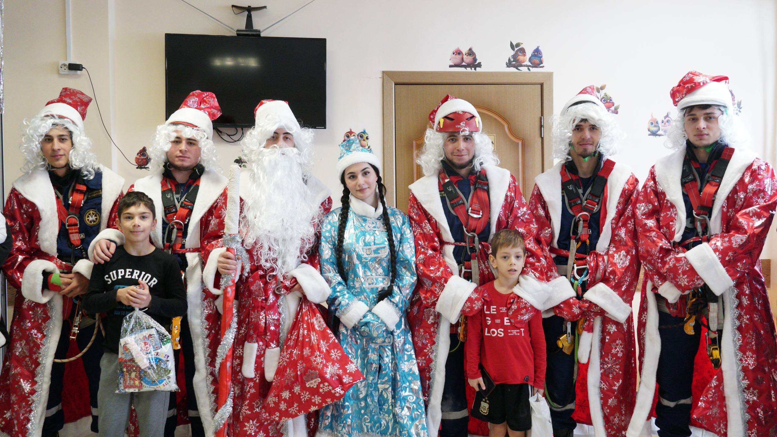 «Десант Дедов Морозов» подарил новогоднее волшебство детям больницы им. Кураева