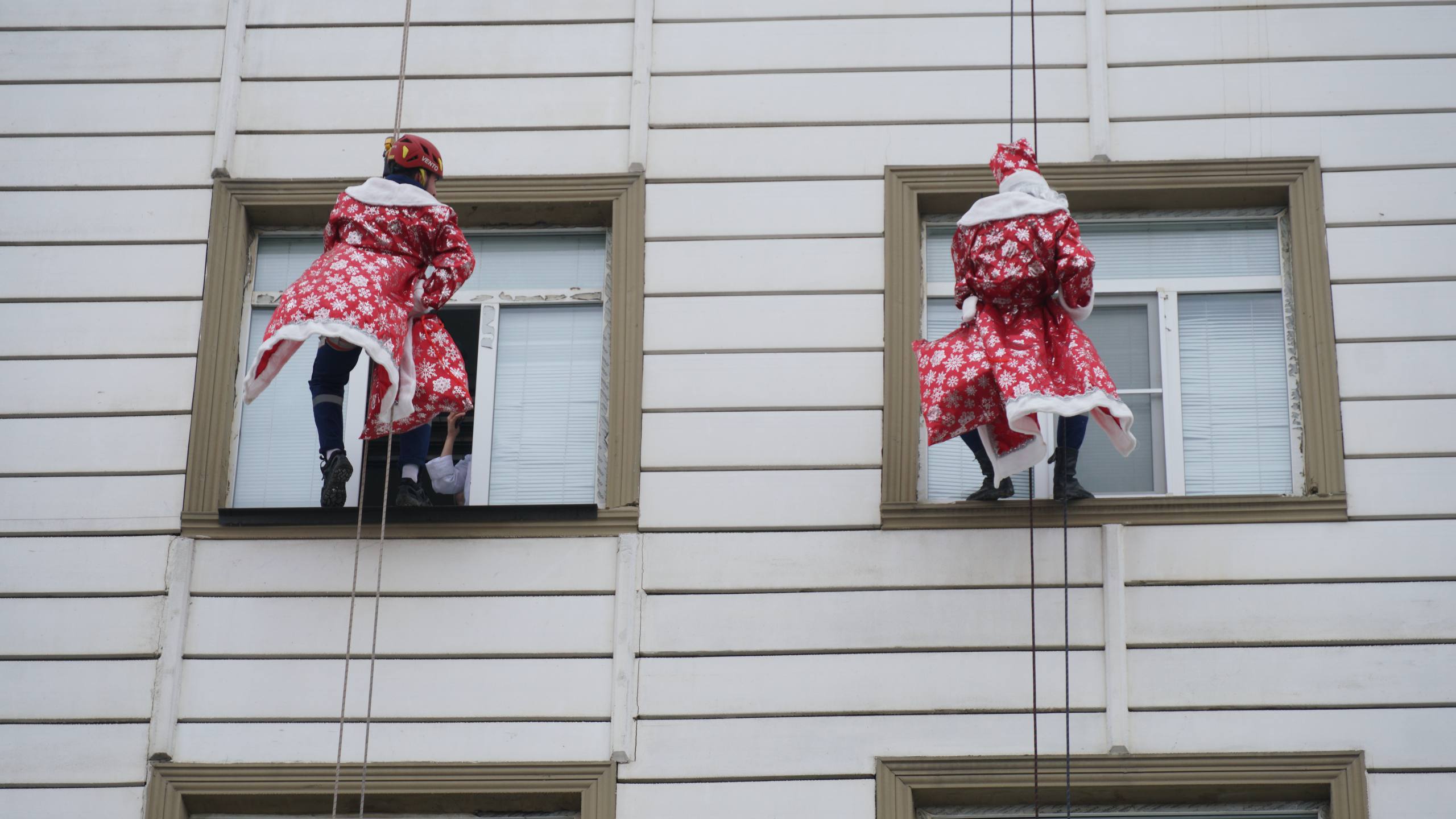 «Десант Дедов Морозов» подарил новогоднее волшебство детям больницы им. Кураева