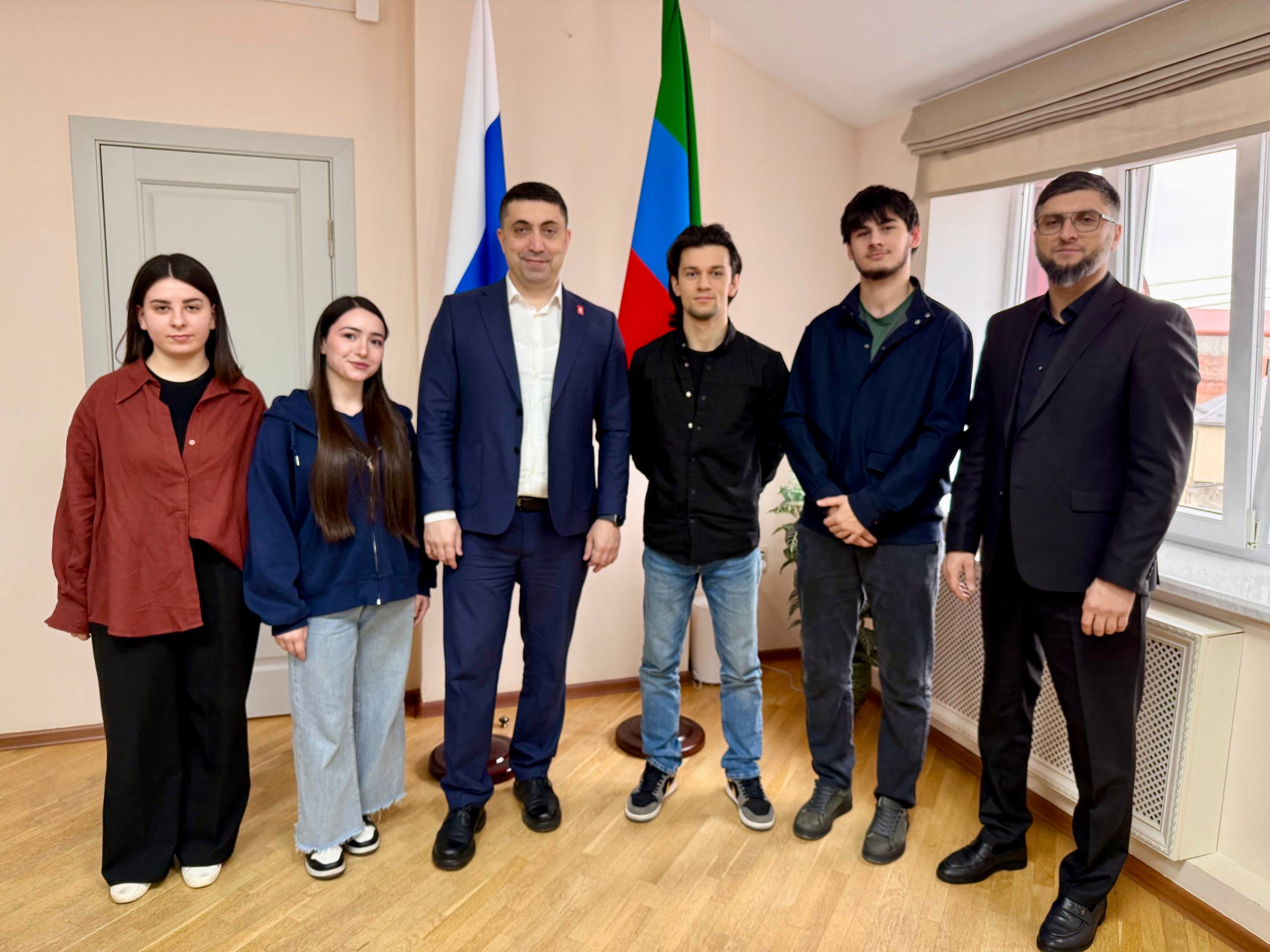 Министр по делам молодежи Дагестана Камил Саидов провел рабочую встречу с командой Фиджитал-движения РД