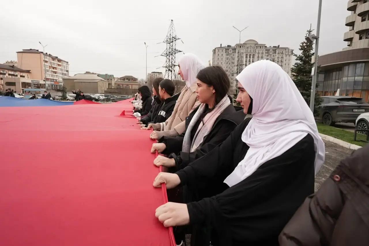 В Махачкале развернули масштабный флаг России в честь Дня воссоединения Крыма и Севастополя с Россией