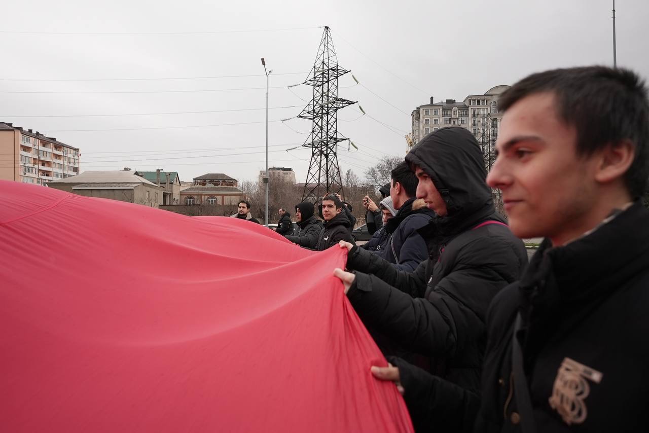 В Махачкале развернули масштабный флаг России в честь Дня воссоединения Крыма и Севастополя с Россией