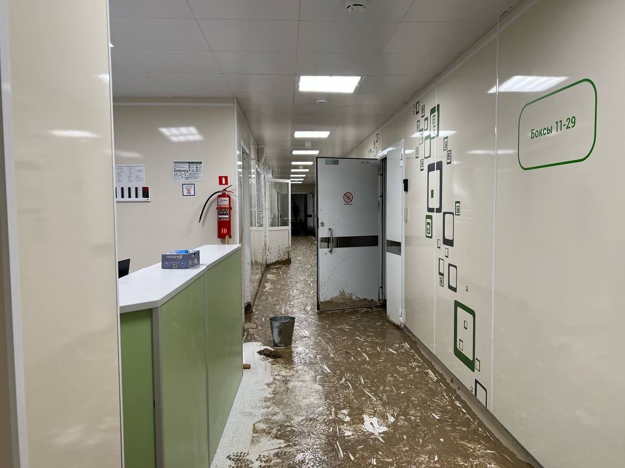 Сегодня  волонтёры работали в Хасавюртовском районе — в Многофункциональном медицинском центре, оказывая помощь в ликвидации последствий подтопления