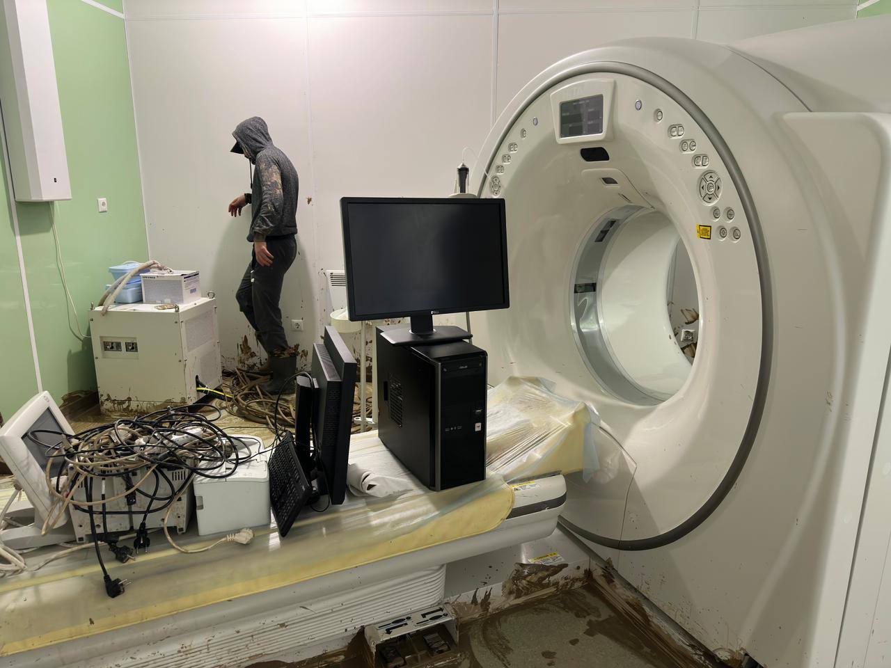 Сегодня  волонтёры работали в Хасавюртовском районе — в Многофункциональном медицинском центре, оказывая помощь в ликвидации последствий подтопления