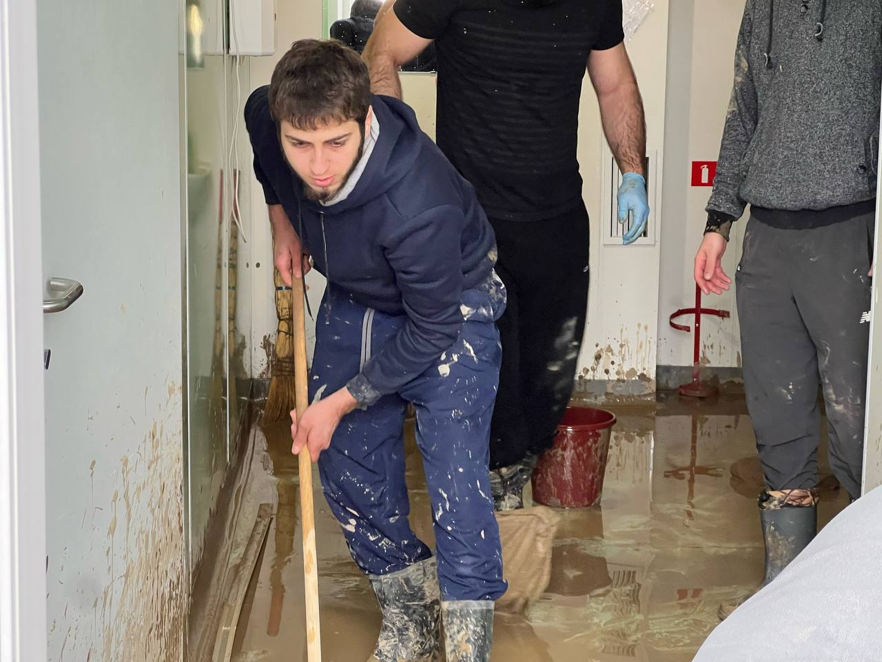 Сегодня  волонтёры работали в Хасавюртовском районе — в Многофункциональном медицинском центре, оказывая помощь в ликвидации последствий подтопления