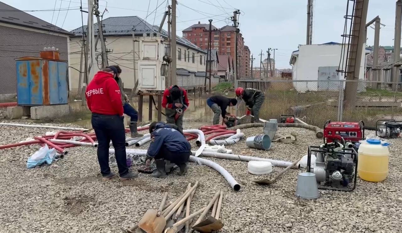 В Махачкале волонтеры проводят масштабную уборку в микрорайоне Пальмира