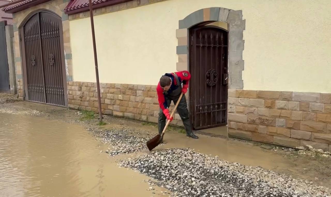 В Махачкале волонтеры проводят масштабную уборку в микрорайоне Пальмира