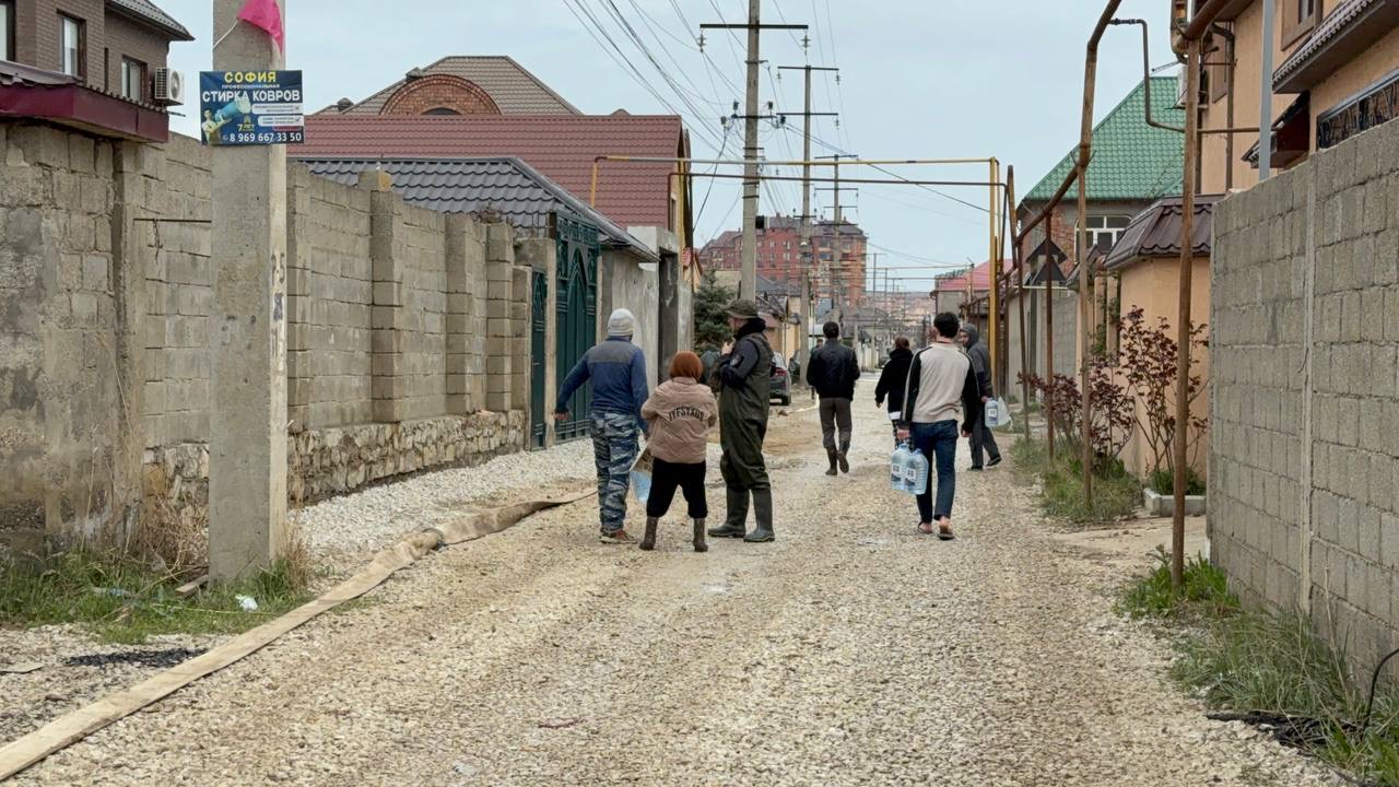 В Махачкале волонтеры проводят масштабную уборку в микрорайоне Пальмира