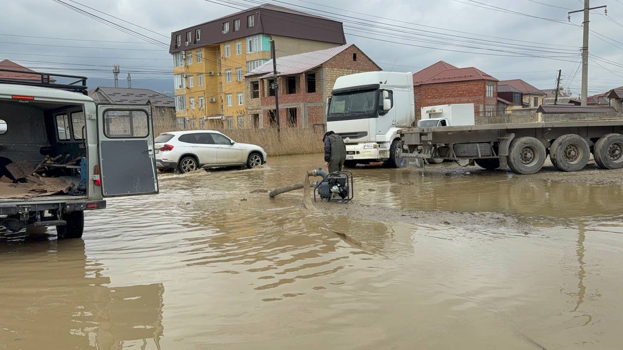 В Махачкале волонтеры проводят масштабную уборку в микрорайоне Пальмира