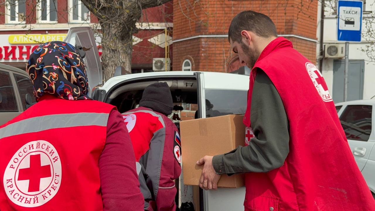 В Махачкале волонтеры проводят масштабную уборку в микрорайоне Пальмира