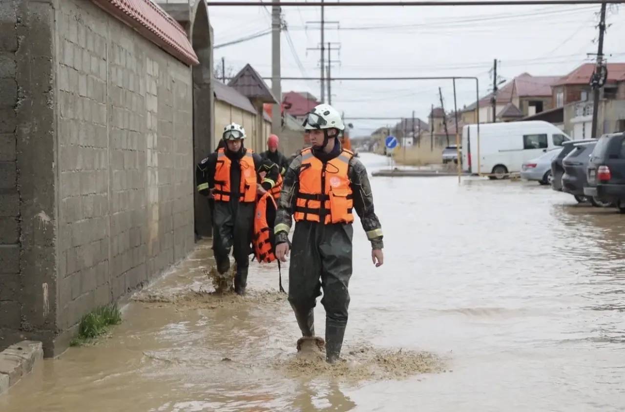 Волонтёры ВСКС продолжают помогать жителям Махачкалы после второго потока дождей