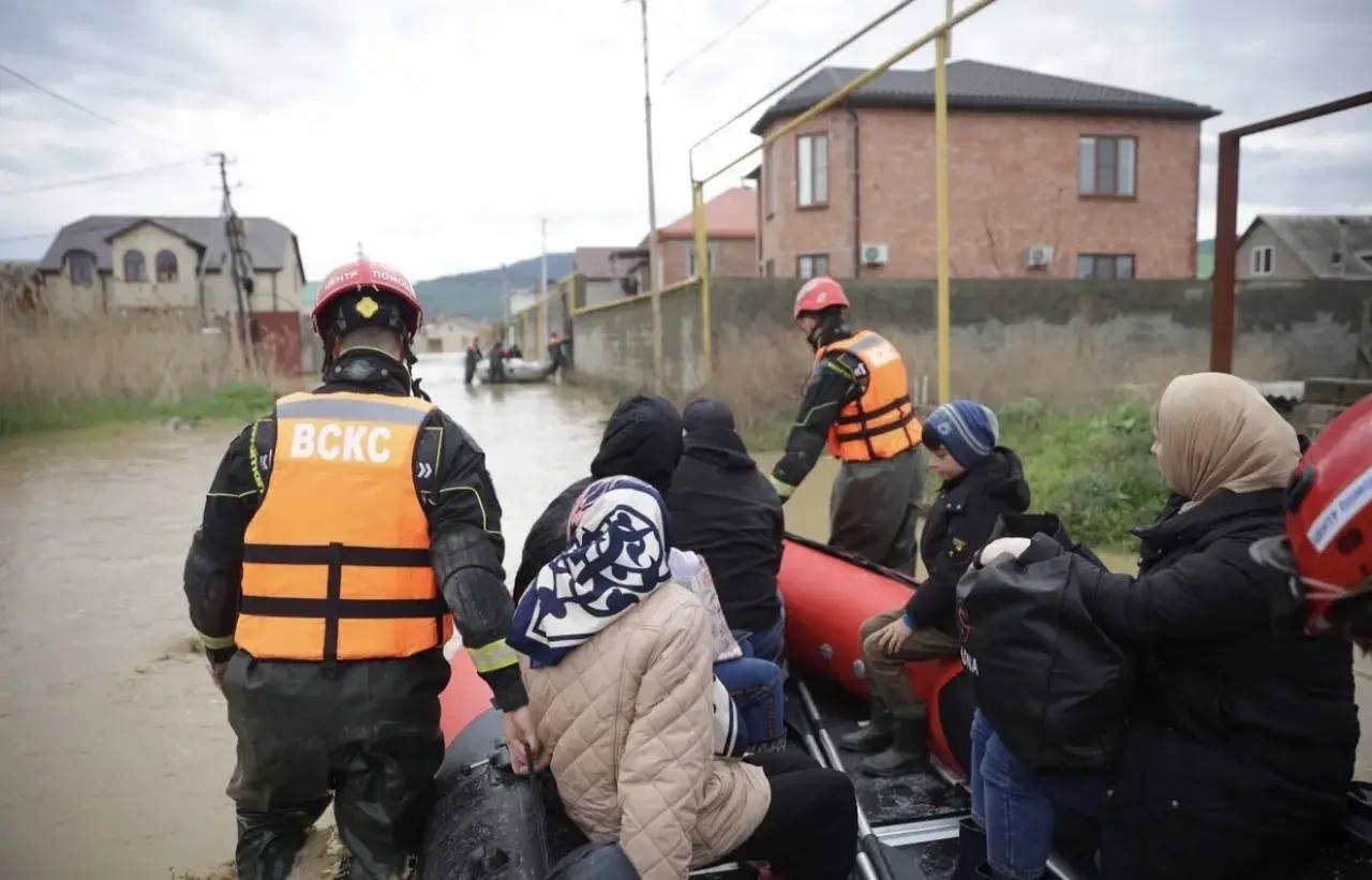 Волонтёры ВСКС продолжают помогать жителям Махачкалы после второго потока дождей