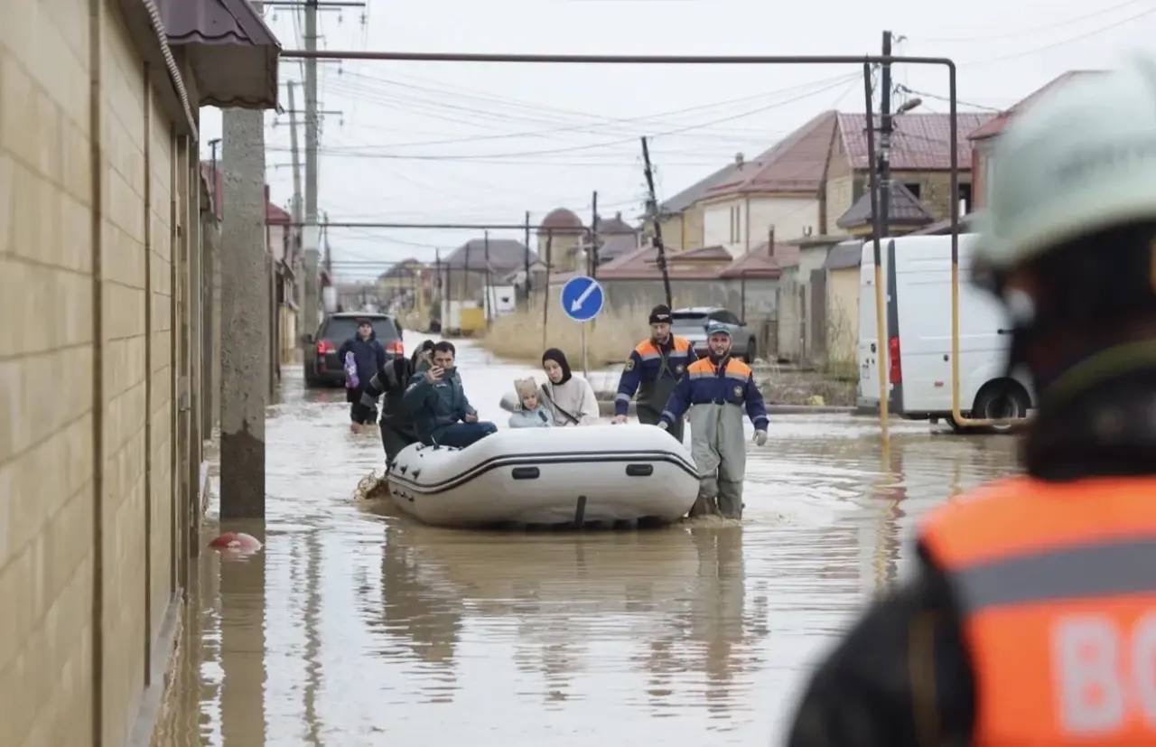 Волонтёры ВСКС продолжают помогать жителям Махачкалы после второго потока дождей