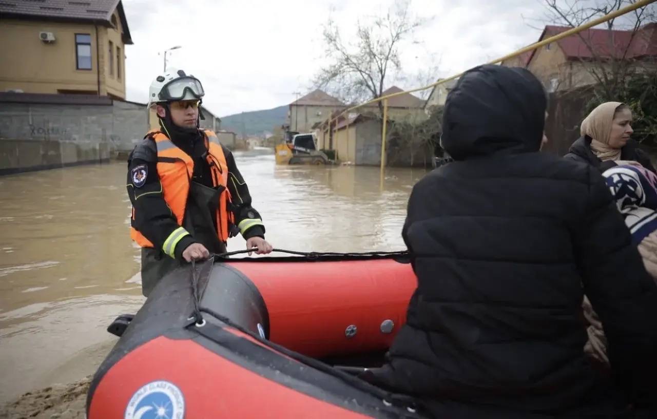 Волонтёры ВСКС продолжают помогать жителям Махачкалы после второго потока дождей