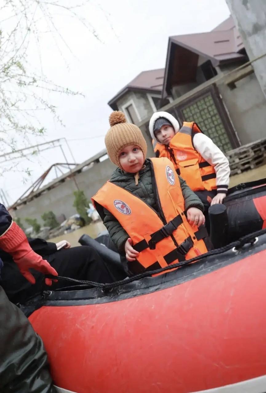 Волонтёры ВСКС продолжают помогать жителям Махачкалы после второго потока дождей