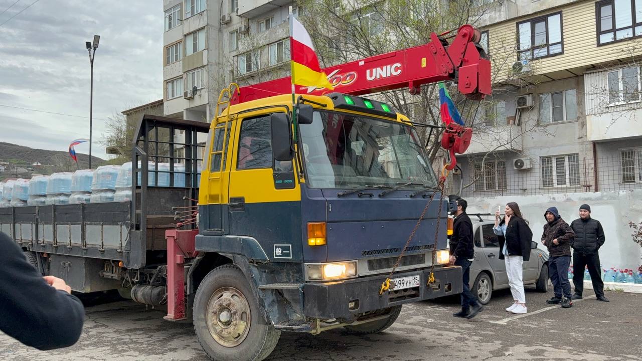 Волонтёры штаба #МЫВМЕСТЕ раздали жителям Махачкалы 13 тонн питьевой воды