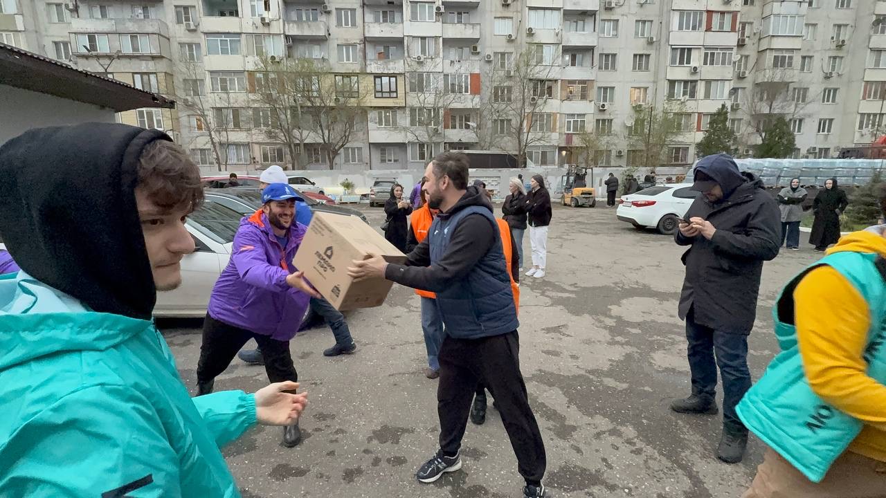 Волонтёры штаба #МЫВМЕСТЕ раздали жителям Махачкалы 13 тонн питьевой воды