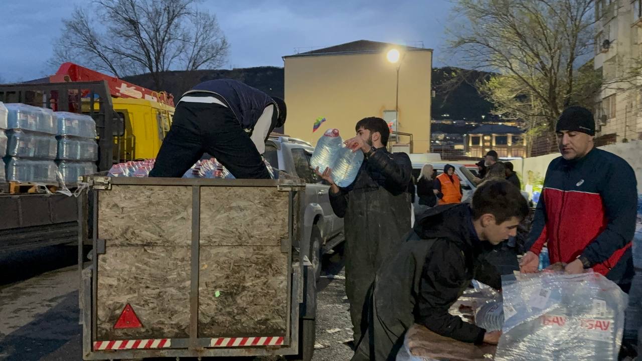 Волонтёры штаба #МЫВМЕСТЕ раздали жителям Махачкалы 13 тонн питьевой воды