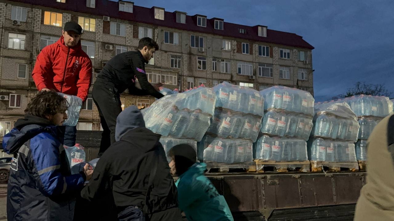 Волонтёры штаба #МЫВМЕСТЕ раздали жителям Махачкалы 13 тонн питьевой воды