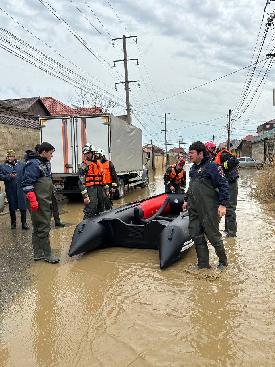 Волонтёры штаба #МЫВМЕСТЕ раздали жителям Махачкалы 13 тонн питьевой воды