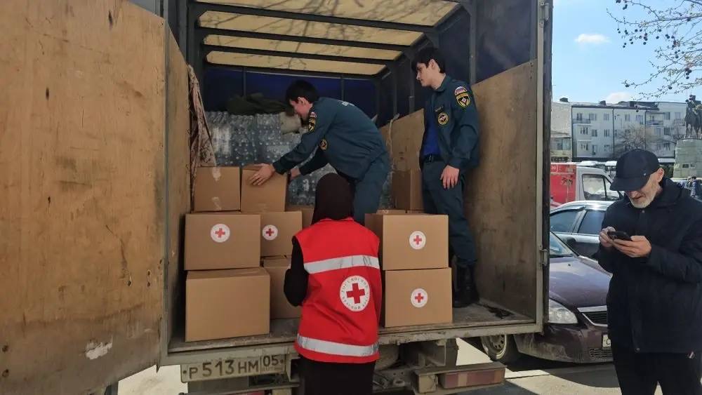 Волонтёры продолжают помогать пострадавшим