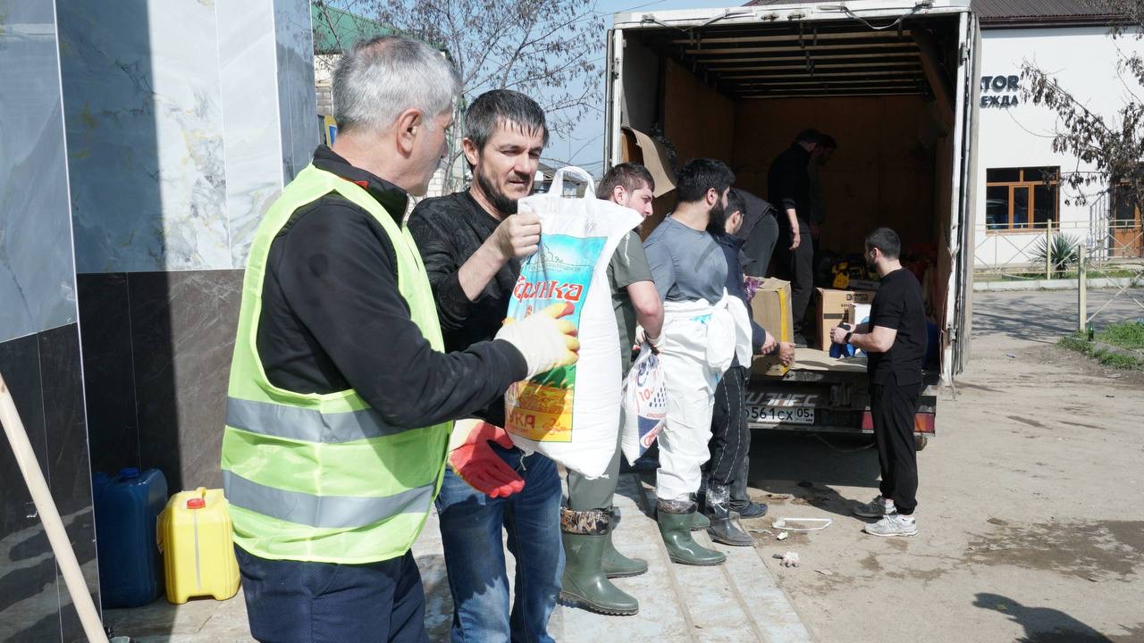 Волонтёры продолжают помогать пострадавшим