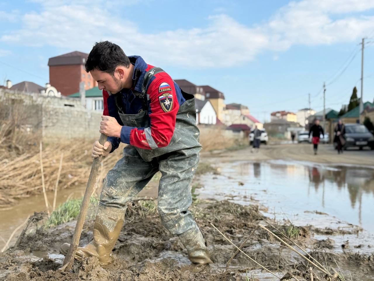 Волонтёры продолжают помогать пострадавшим
