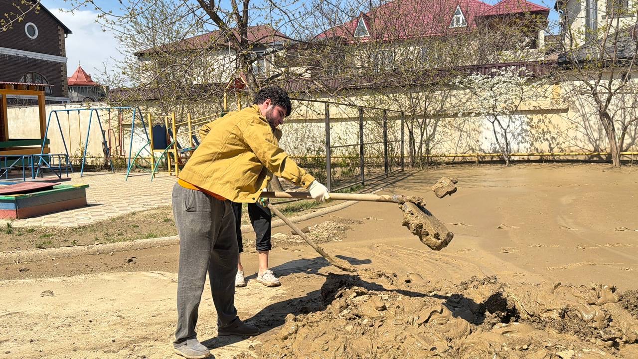 Российские студенческие отряды проводят работу по ликвидации последствий ЧС в Махачкале