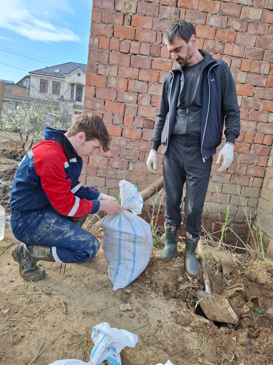 Добровольцы Всероссийского студенческого корпуса спасателей построили защитное сооружение и очистили русло реки в Махачкале