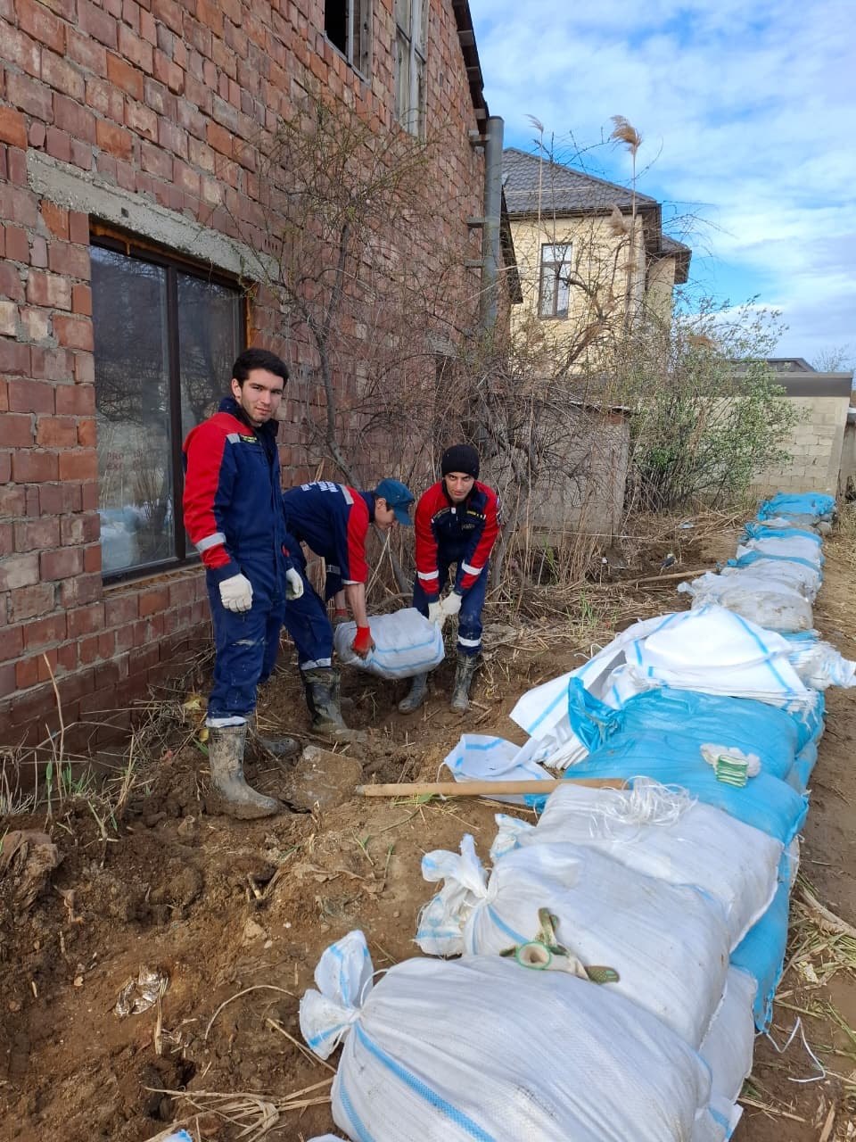 Добровольцы Всероссийского студенческого корпуса спасателей построили защитное сооружение и очистили русло реки в Махачкале