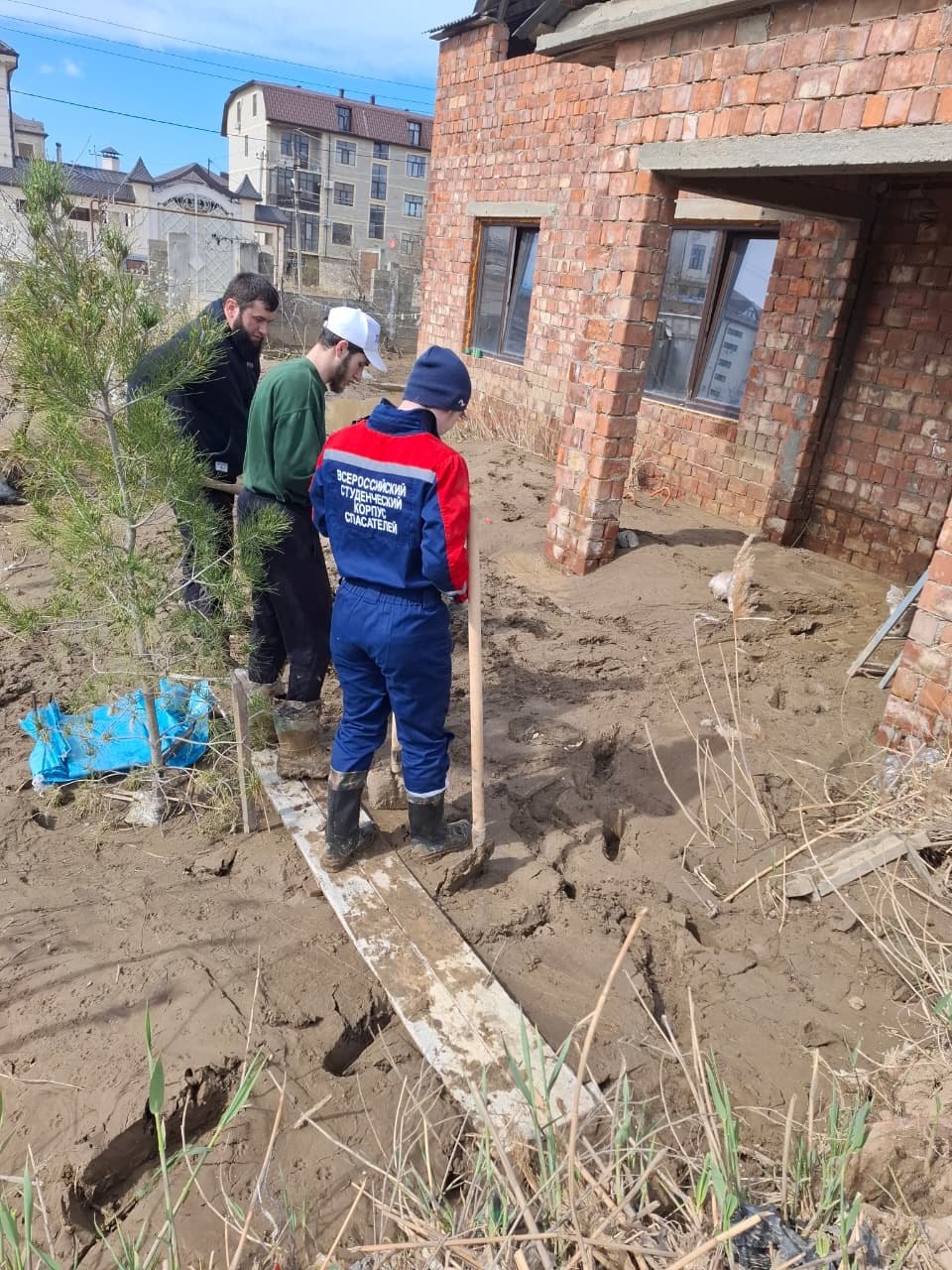 Добровольцы Всероссийского студенческого корпуса спасателей построили защитное сооружение и очистили русло реки в Махачкале