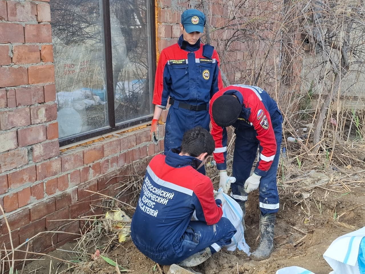 Добровольцы Всероссийского студенческого корпуса спасателей построили защитное сооружение и очистили русло реки в Махачкале