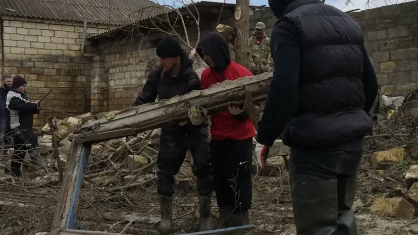 Сплотились перед стихией: депутаты «Единой России» и бизнесмены помогают волонтёрам Дагестана в борьбе с историческим паводком