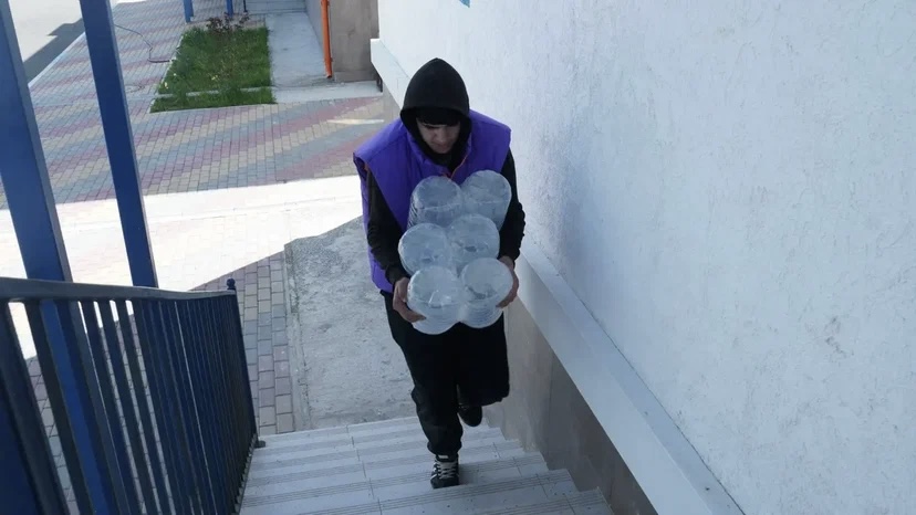 Сплотились перед стихией: депутаты «Единой России» и бизнесмены помогают волонтёрам Дагестана в борьбе с историческим паводком