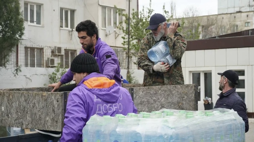 Сплотились перед стихией: депутаты «Единой России» и бизнесмены помогают волонтёрам Дагестана в борьбе с историческим паводком