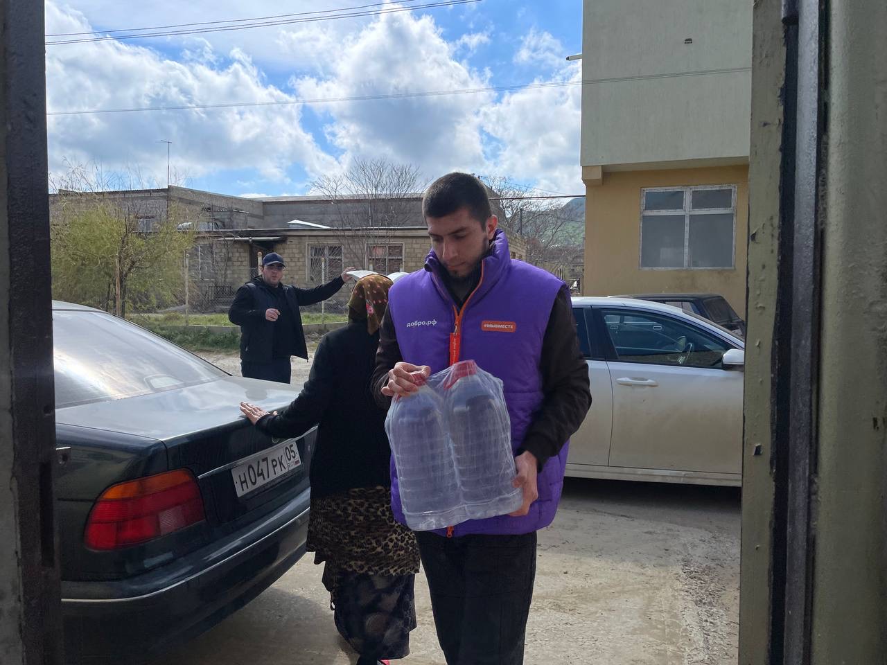 Волонтёры штаба #МЫВМЕСТЕ отрабатывают заявки жителей в пострадавших районах