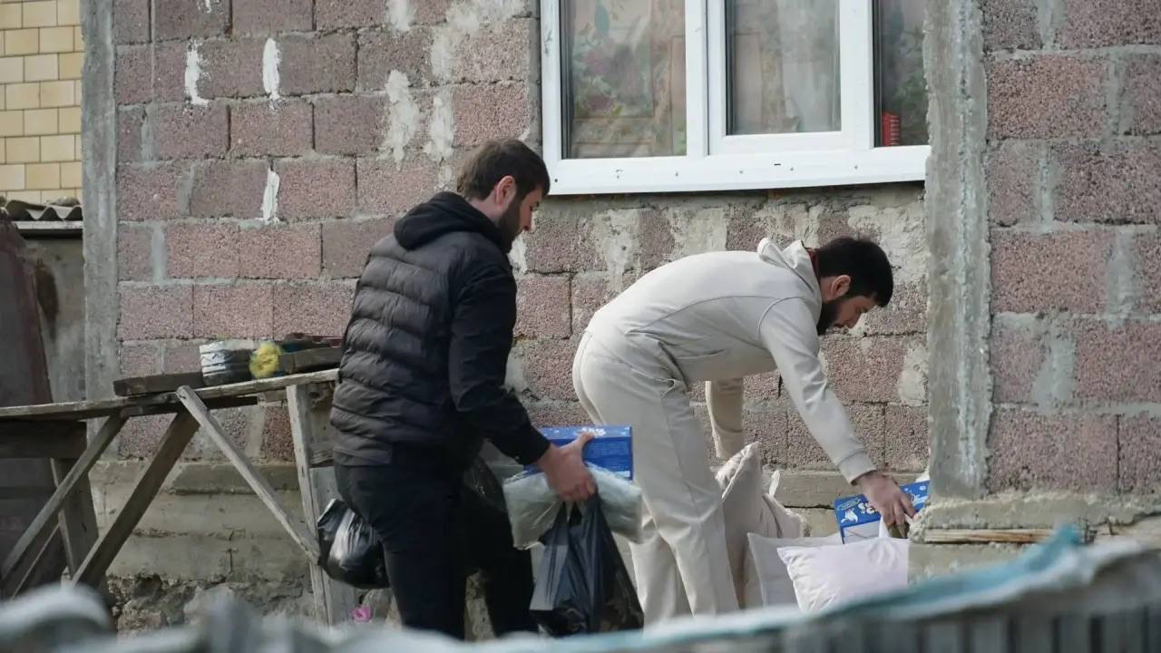 Сотрудники Минмолодежи РД активно участвуют  в доставке воды и гуманитарной помощи пострадавшим