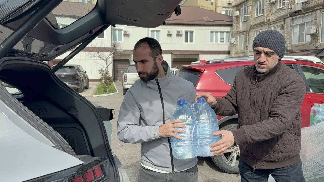 Сотрудники Минмолодежи РД активно участвуют  в доставке воды и гуманитарной помощи пострадавшим