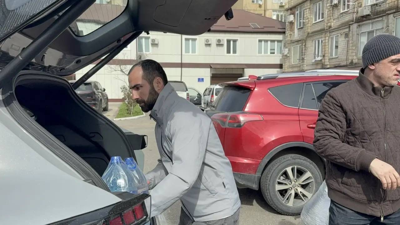 Сотрудники Минмолодежи РД активно участвуют  в доставке воды и гуманитарной помощи пострадавшим