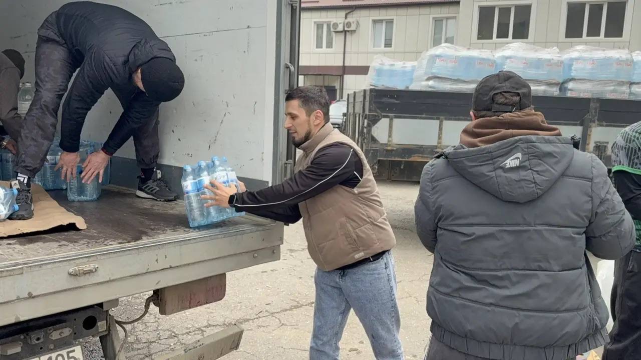 Сотрудники Минмолодежи РД активно участвуют  в доставке воды и гуманитарной помощи пострадавшим