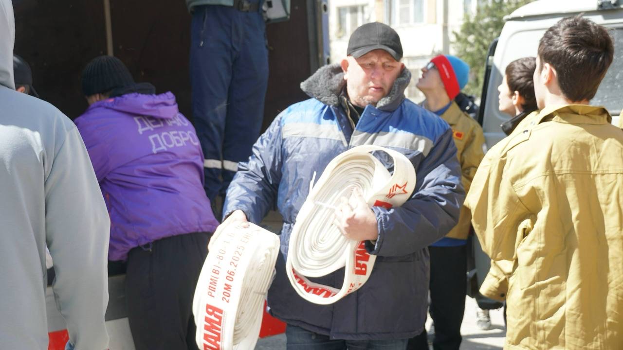 Волонтёры Дагестана помогают жителям в ликвидации последствий паводков