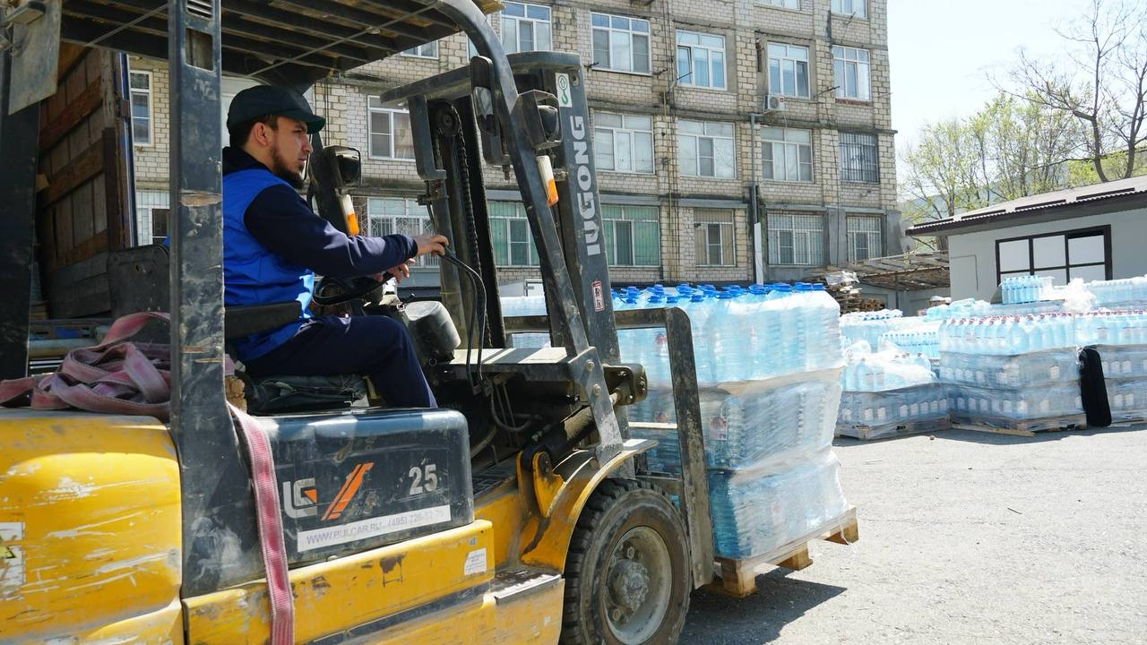 Волонтёры Дагестана помогают жителям в ликвидации последствий паводков