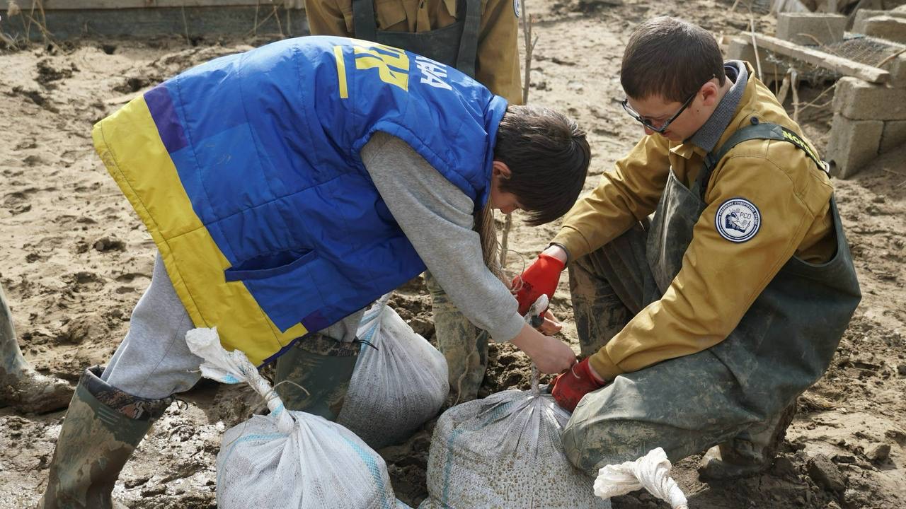 Волонтёры Дагестана помогают жителям в ликвидации последствий паводков