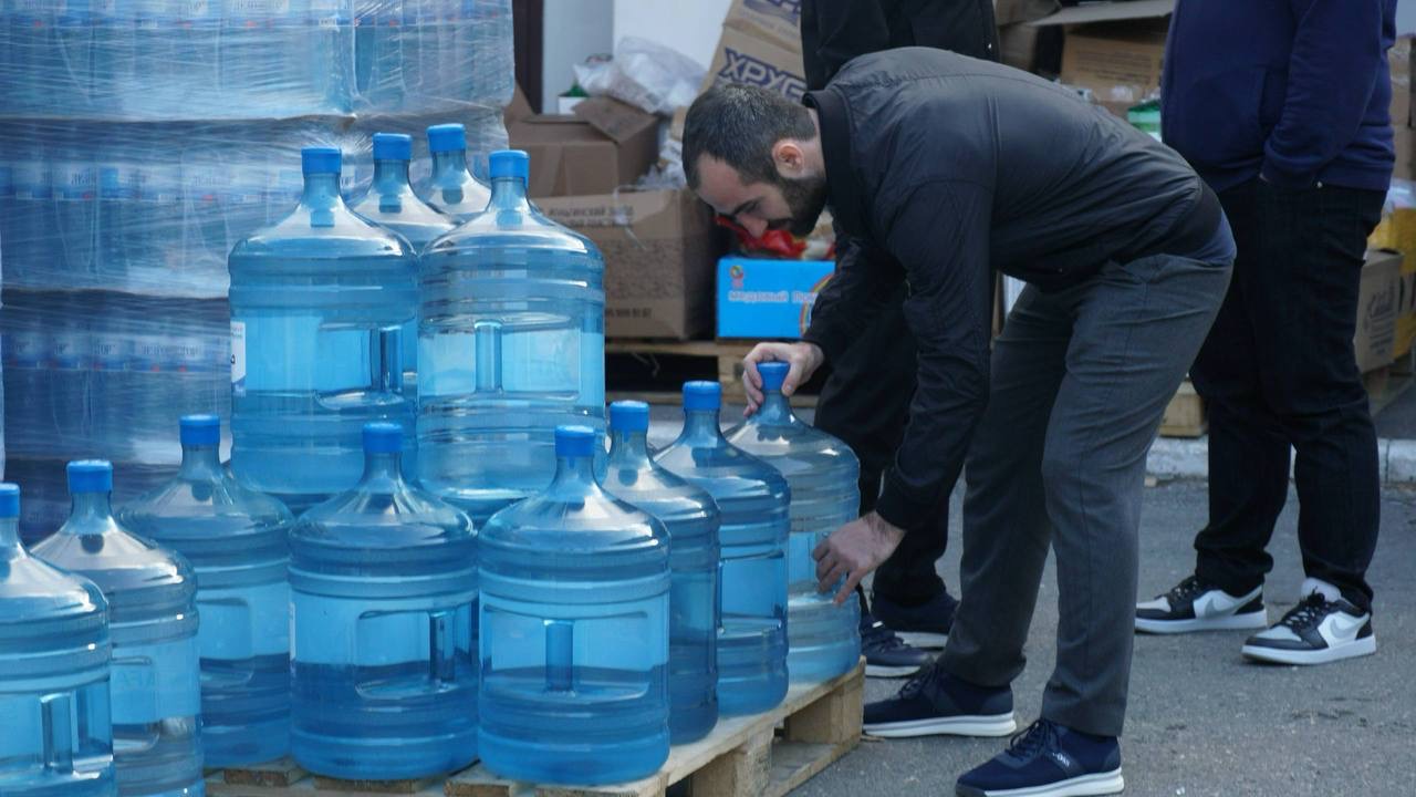 Волонтёры Дагестана помогают жителям в ликвидации последствий паводков