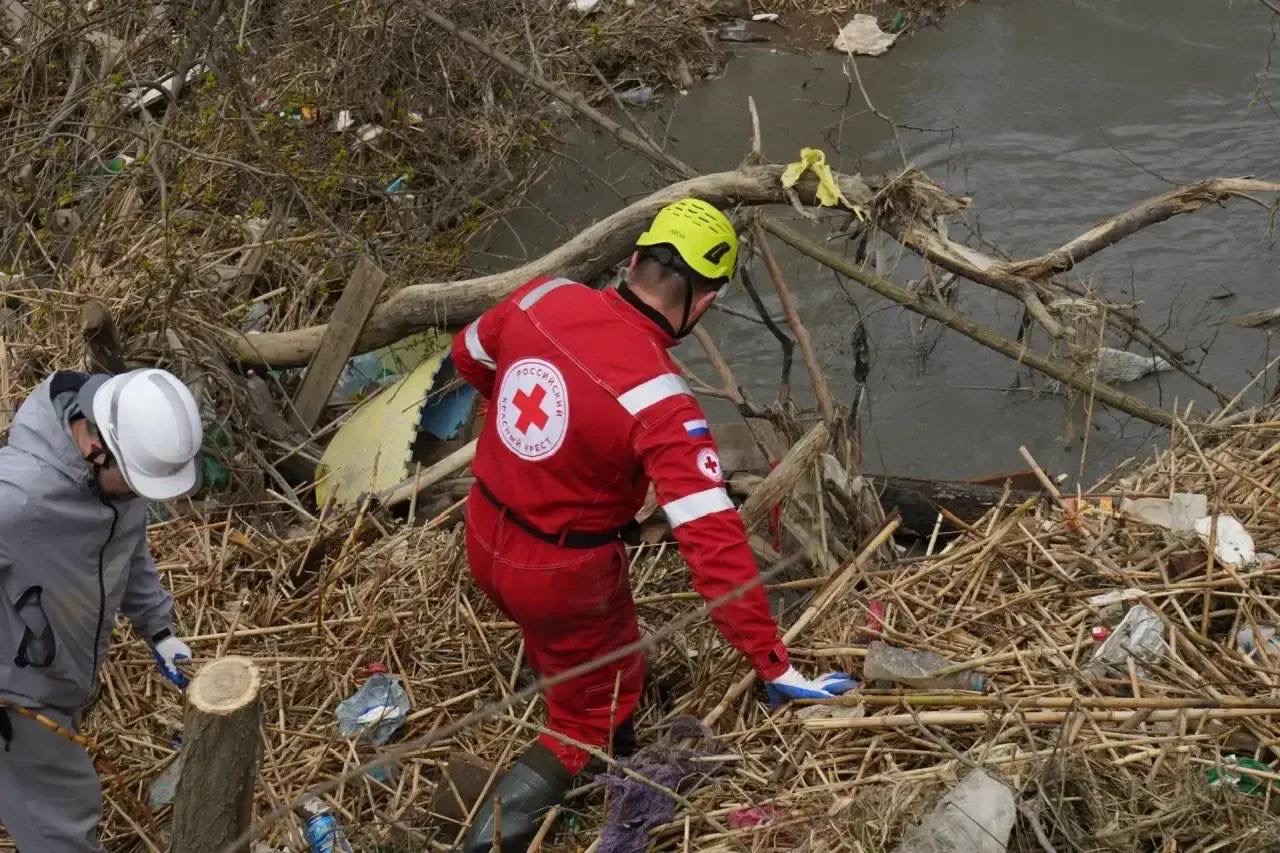 Волонтёры Дагестана помогают жителям в ликвидации последствий паводков