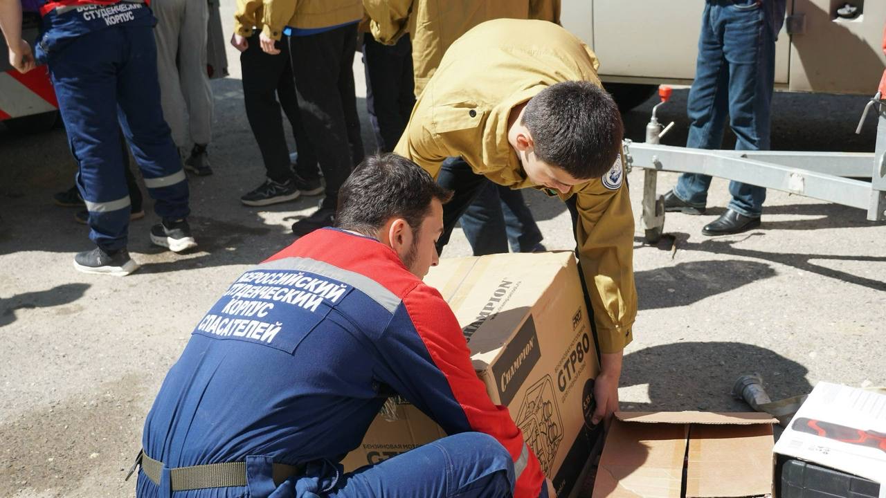 Волонтёры Дагестана помогают жителям в ликвидации последствий паводков
